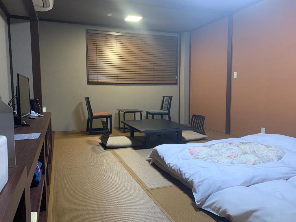 - une chambre avec un lit, des chaises et une table dans l'établissement Tokiwa Ryokan, à Nikkō 24 autres photos