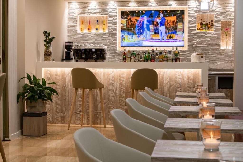 une salle à manger avec une longue table et des chaises dans l'établissement Hotel Laurin, à Lido di Jesolo