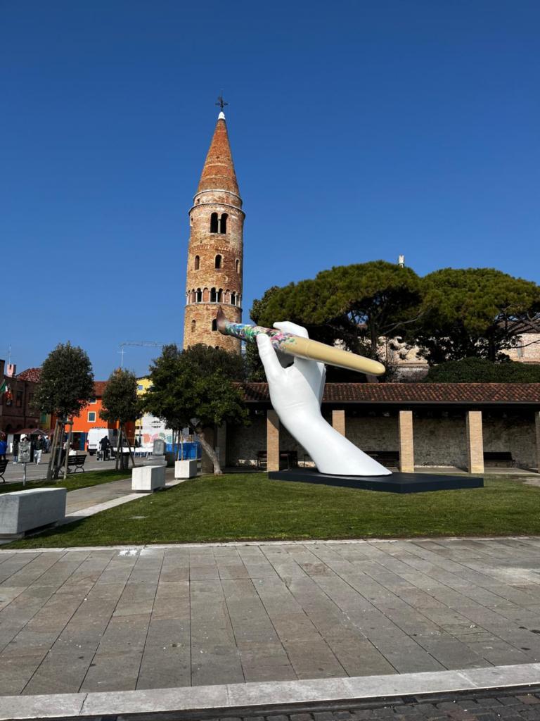 un bâtiment avec un toboggan et une tour d'horloge dans l'établissement Hotel Erika, à Caorle