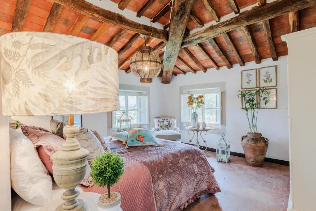 - une chambre avec un lit et une lampe dans l'établissement Villa Aperitivo, Romantic and Panoramic Stone Farm, à Capannori