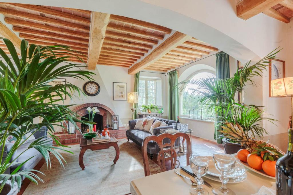 un salon avec un canapé et une table dans l'établissement Villa Drago, authentic Farmhouse Private Pool, à Orentano