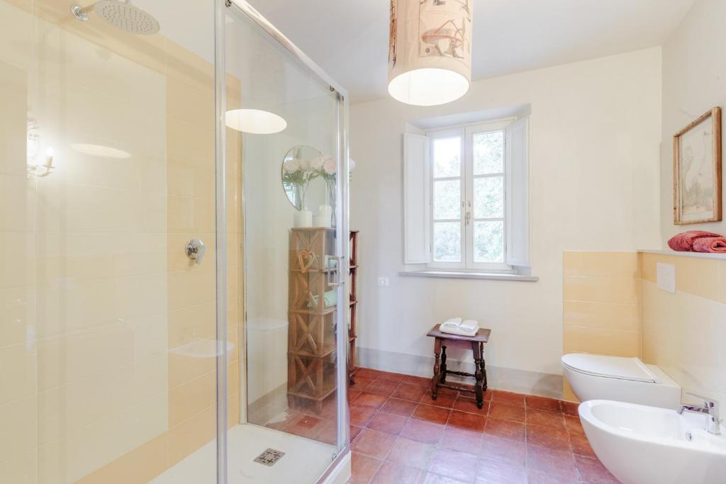 une salle de bain avec une douche, des toilettes et un lavabo dans l'établissement Villa Drago, authentic Farmhouse Private Pool, à Orentano 79 autres photos