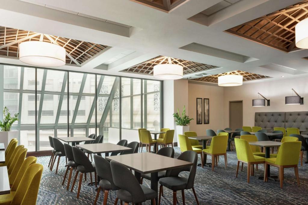 Embassy Suites by Hilton Indianapolis Downtown Image