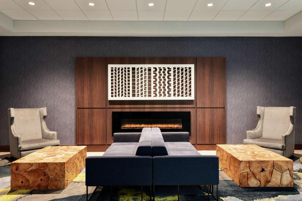 Embassy Suites by Hilton Indianapolis Downtown Image