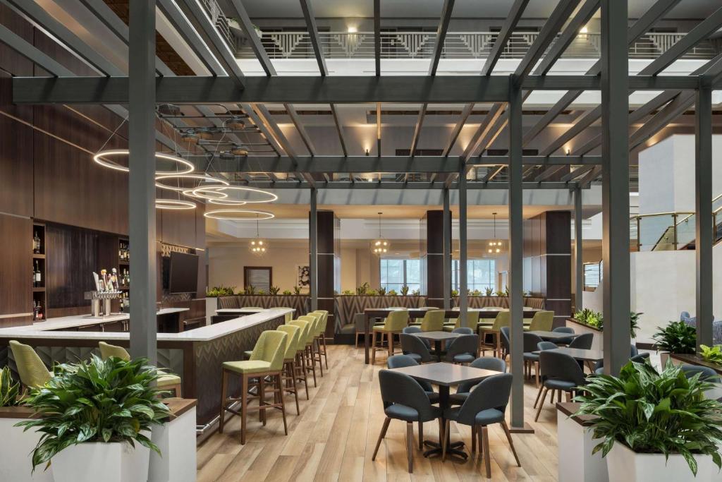 Embassy Suites by Hilton Indianapolis Downtown Image