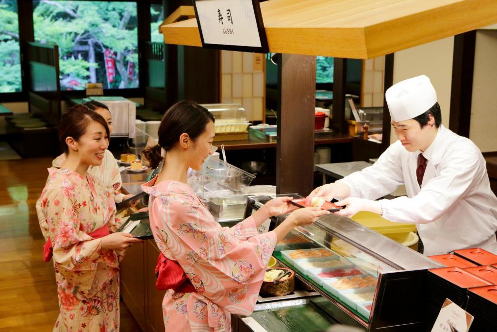 2 femmes et un chef préparant des plats dans un restaurant dans l'établissement Tenseien, à Hakone 37 autres photos