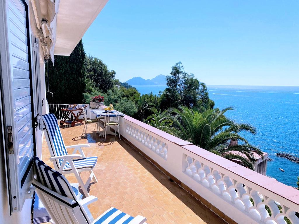 d'un balcon avec des chaises et une vue sur l'océan. dans l'établissement Maison Il Vervece - Sorrento, à Massa Lubrense