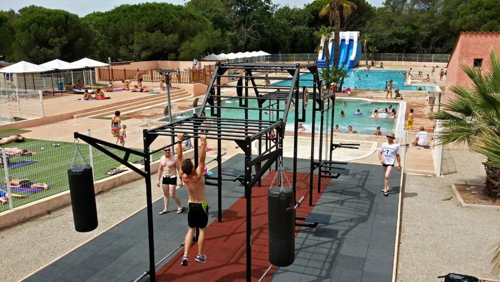 un groupe de personnes à la piscine dans l'établissement Mobil-home Camping Oasis, à Roquebrune-sur Argens 4 autres photos