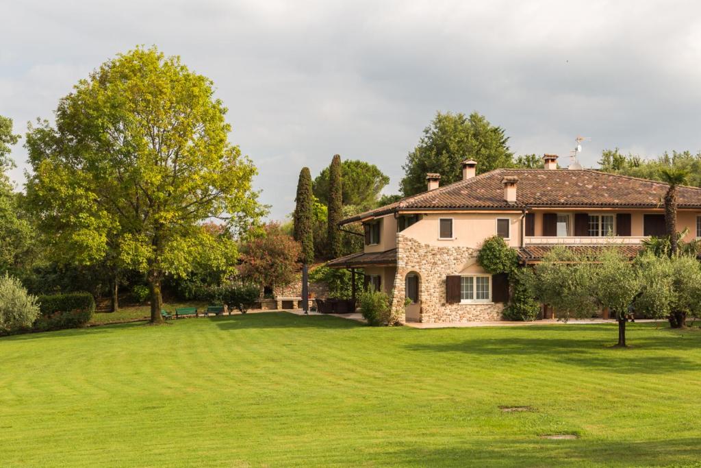 une grande maison avec une grande pelouse dans l'établissement Villa Minerva, à Lazise