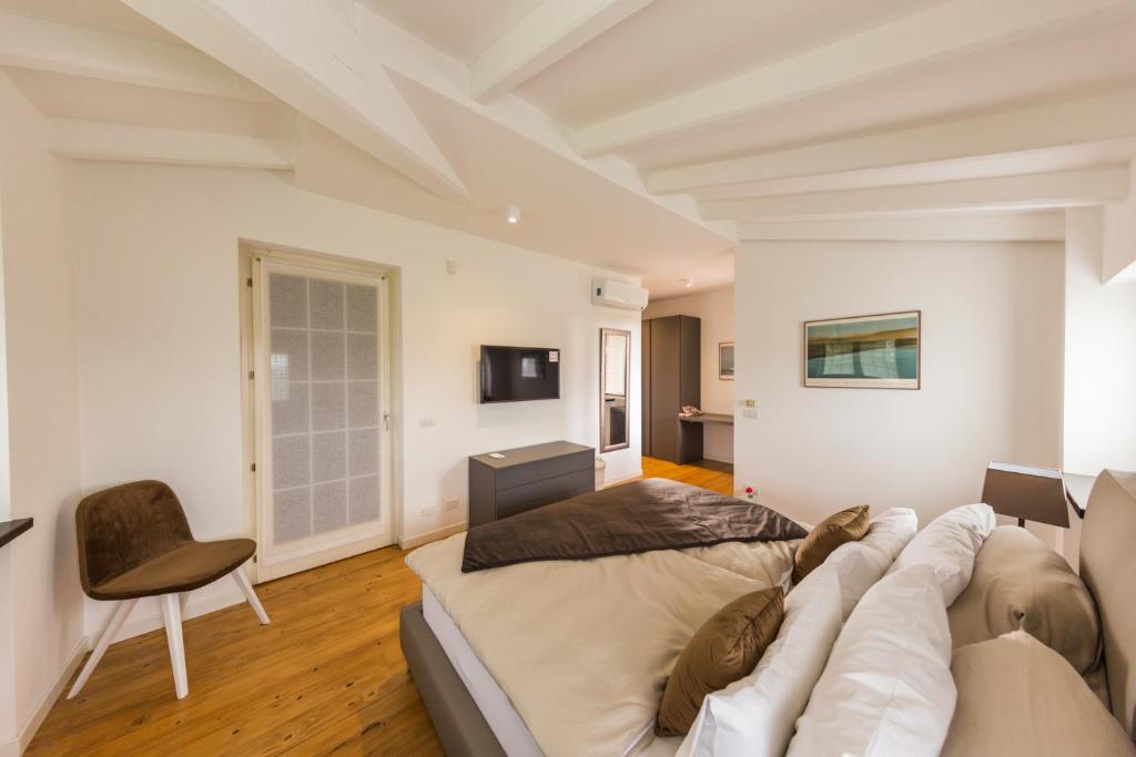 - un homme sur un canapé dans le salon dans l'établissement Villa Minerva, à Lazise