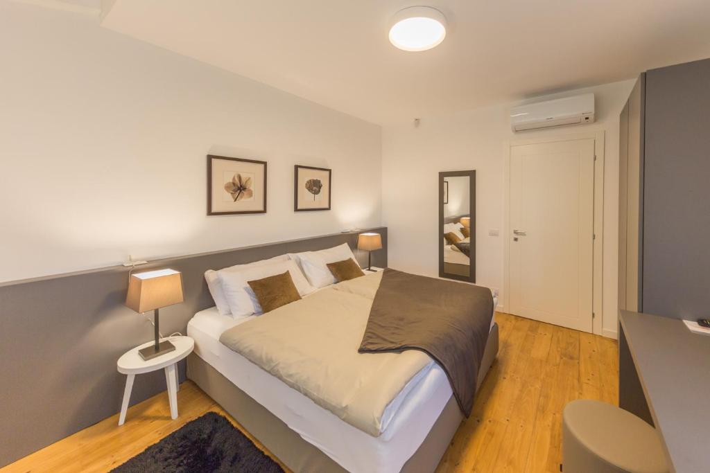 une chambre avec un lit et une table dedans dans l'établissement Villa Minerva, à Lazise