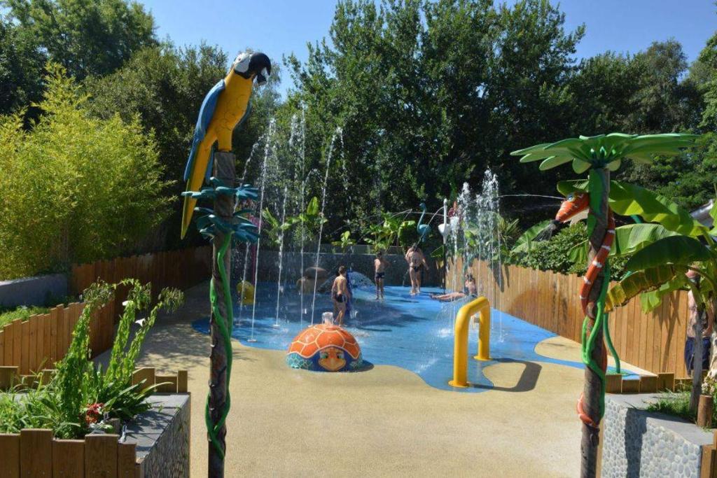 - un parc aquatique avec des personnes jouant dans une fontaine dans l'établissement Camping le Sen Yan, à Mézos 10 autres photos