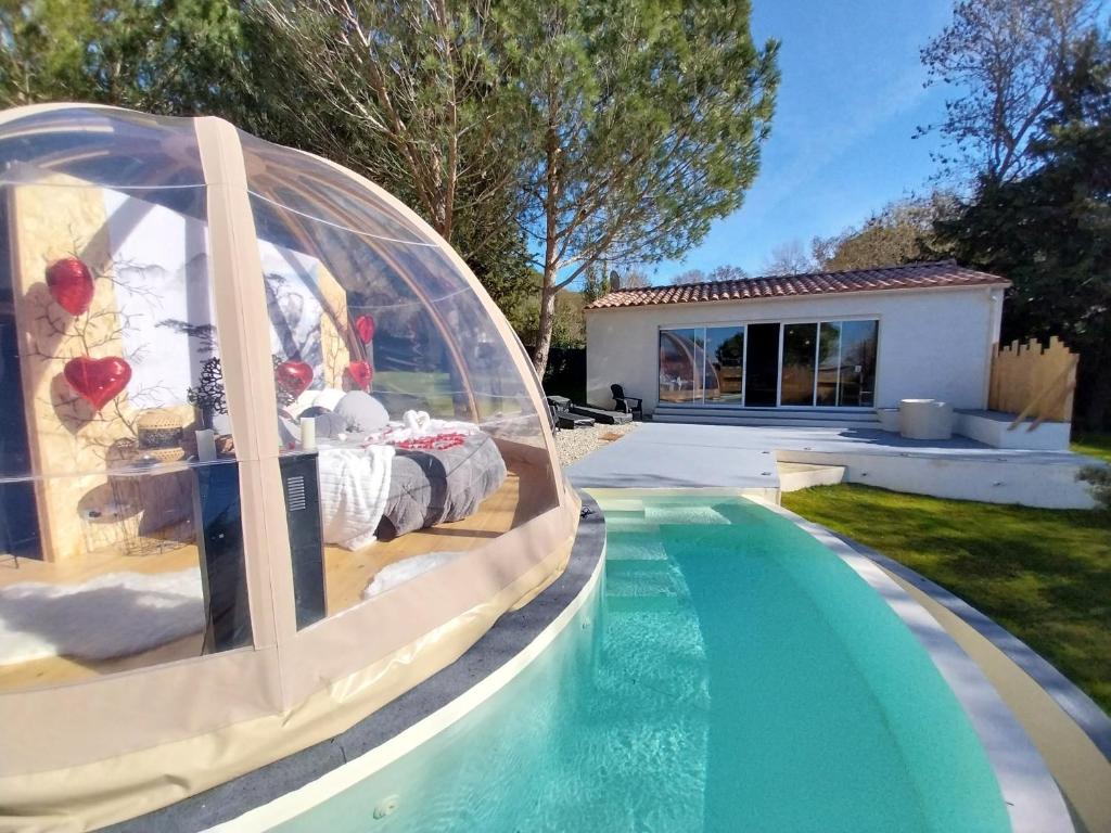 - une piscine avec un dôme autour d'une maison dans l'établissement Le Clos FMR Insolite - "F"anny Carcassonne, à Malves