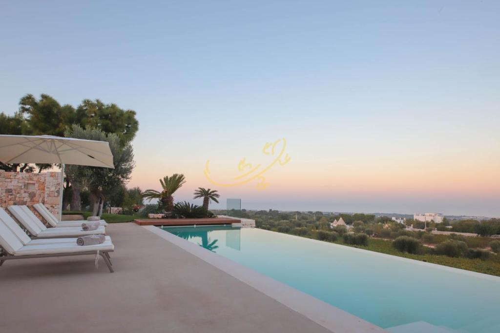 Cette villa avec vue dispose d'une piscine. dans l'établissement TD Tenuta Donna Madia Sea View Pool Over Vineyard, à Monopoli