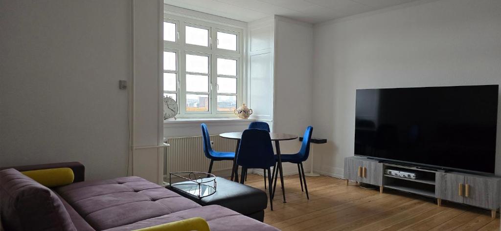 Center apartment - top floor penthouse with views of the city 5