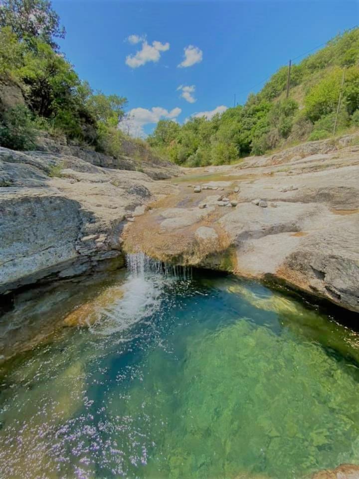 un bassin d'eau au milieu d'une rivière dans l'établissement Glamping Saint-Thomé, à Saint-Thomé