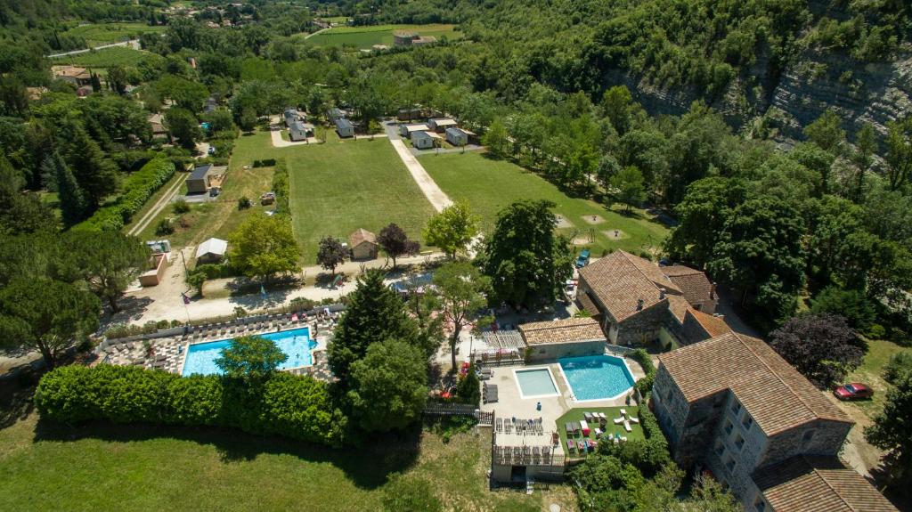 une vue aérienne d'une maison avec piscine dans l'établissement Glamping Saint-Thomé, à Saint-Thomé