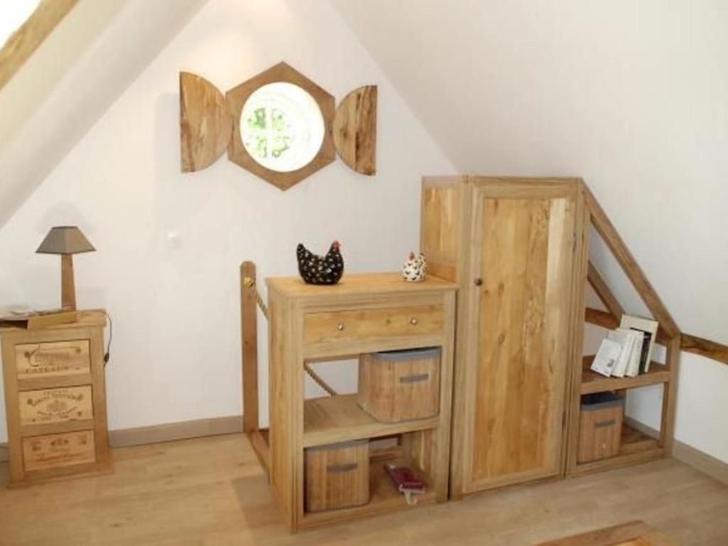une pièce avec une armoire en bois et une fenêtre dans l'établissement Gîte charmant avec piscine chauffée, tennis et jardin près de Beaumont-sur-Sarthe - FR-1-410-214, à Maresché