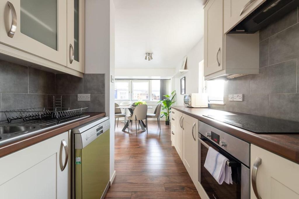 City Center,2 Bedroom Apartment with Parking 8