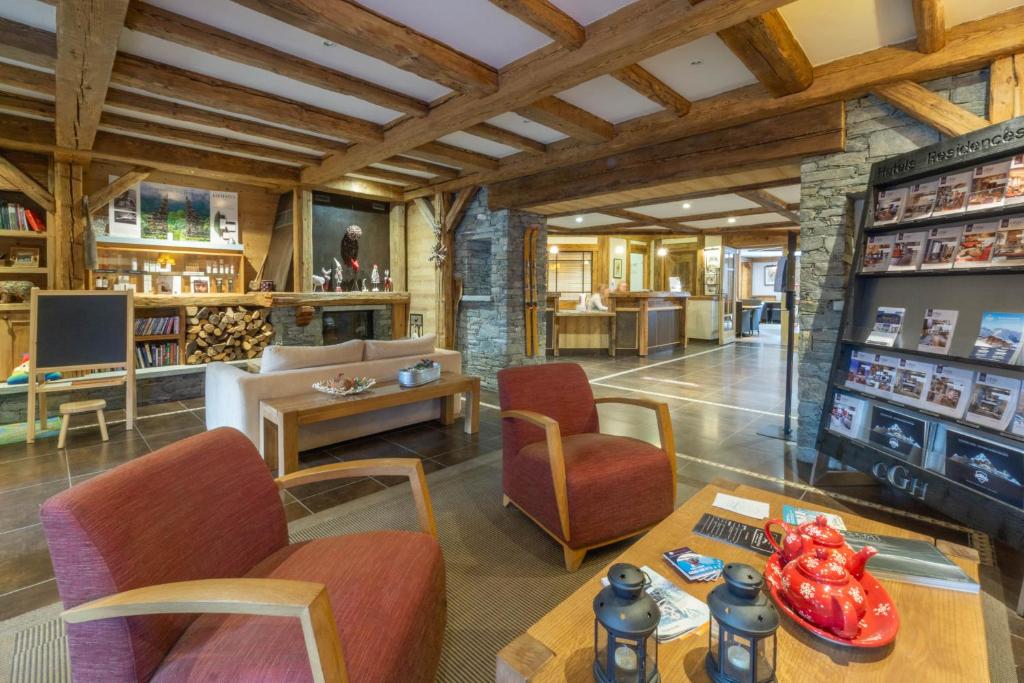 - un salon avec une table et des chaises dans l'établissement Appartement B56 - Eco Le Ruitor, à Sainte-Foy-Tarentaise