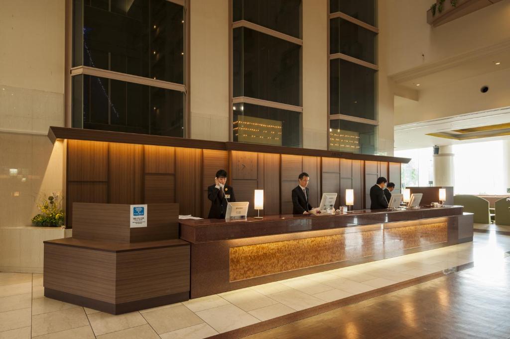 un hall avec trois personnes assises à un comptoir dans l'établissement New Akan Hotel, à Akankohan 37 autres photos