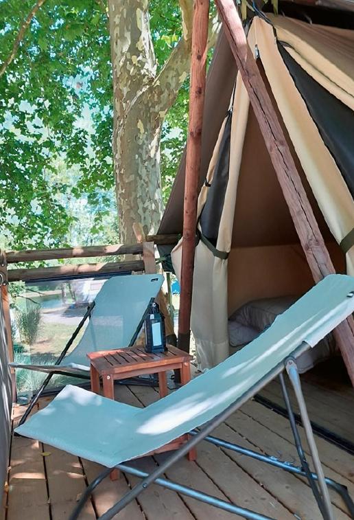 une chaise bleue, une table et une tente dans l'établissement Lodge atypique, à Chazelles