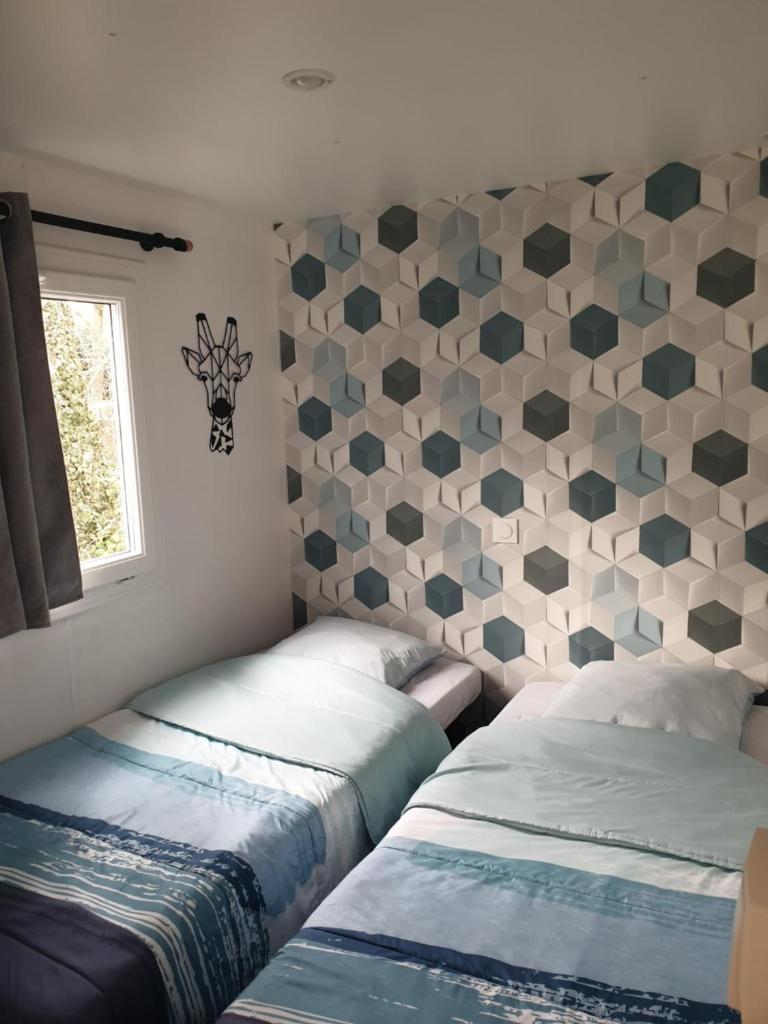 - une chambre avec 2 lits et un mur géométrique dans l'établissement Camping Domaine des Iscles, à La Roque-dʼAnthéron 16 autres photos