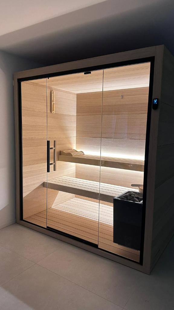 une grande vitrine en bois dans une pièce dans l'établissement Villa F, à Bardolino 15 autres photos