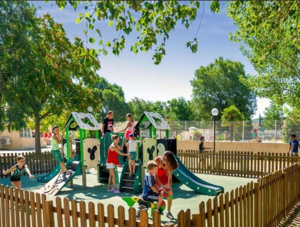 - une aire de jeux pour enfants dans l'établissement Camping Domaine des Iscles, à La Roque-dʼAnthéron