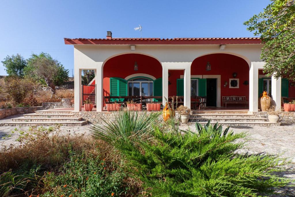 une maison avec un toit rouge et vert dans l'établissement Villa Gaia with pool- Happy Rentals, à Galatina