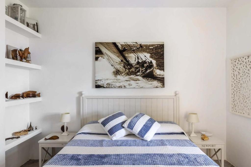 - une chambre avec un lit et 2 oreillers bleus et blancs dans l'établissement Villa Le Pigne, à Favignana