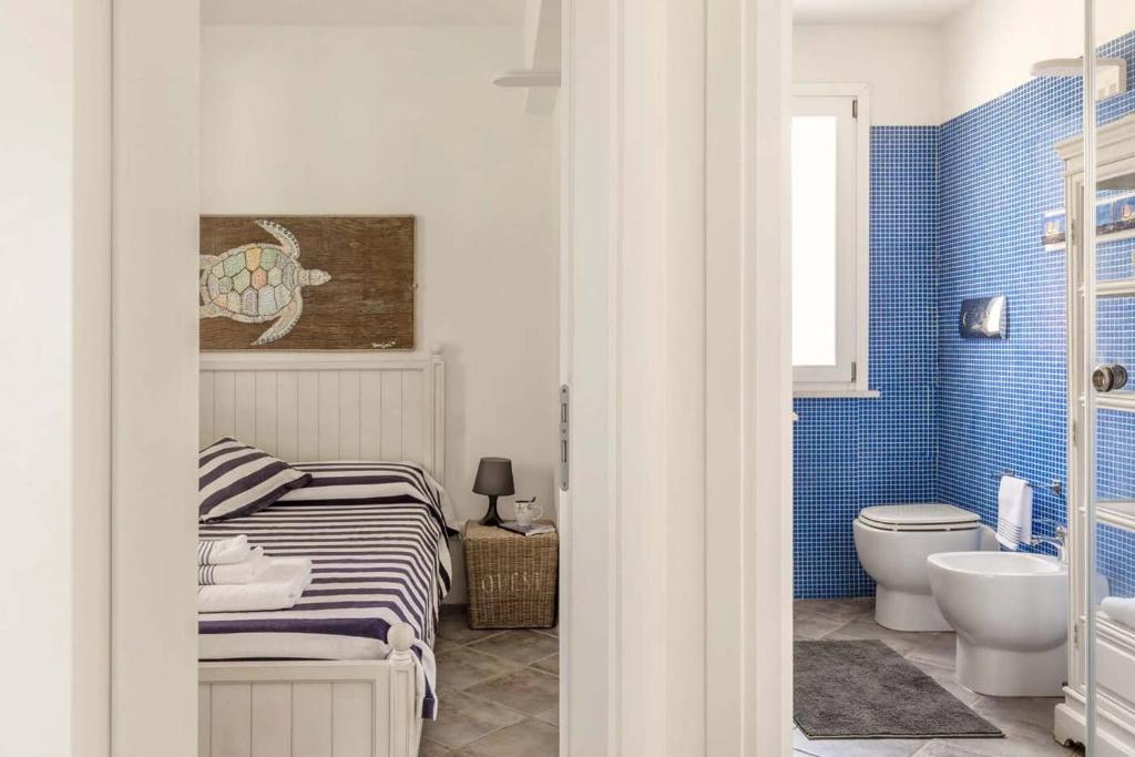 - une petite salle de bains avec un lit et des toilettes dans l'établissement Villa Le Pigne, à Favignana