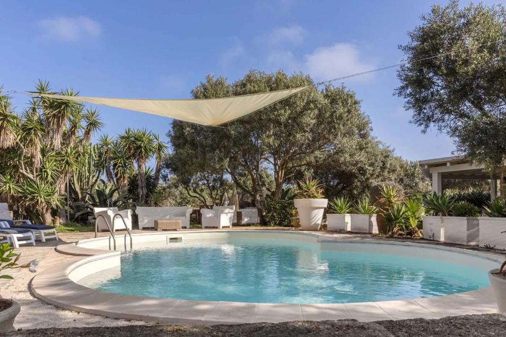 - une piscine avec un hamac suspendu dans l'établissement Villa Le Pigne, à Favignana