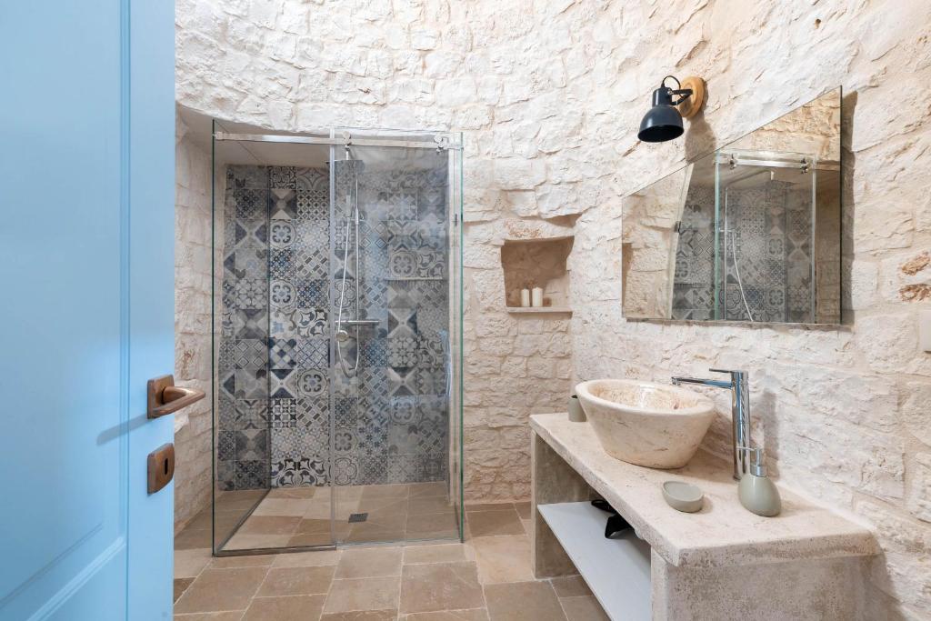 une salle de bain avec douche et lavabo dans l'établissement Trullo Pia, à Monopoli