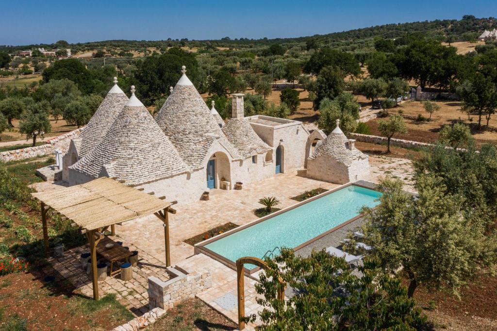 une vue aérienne d'une maison avec piscine dans l'établissement Trullo Pia, à Monopoli