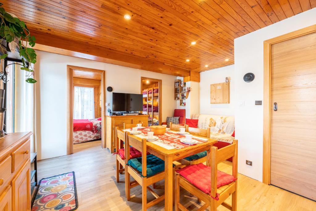 une cuisine et une salle à manger avec une table et des chaises dans l'établissement Le Marmotton, à La Giettaz