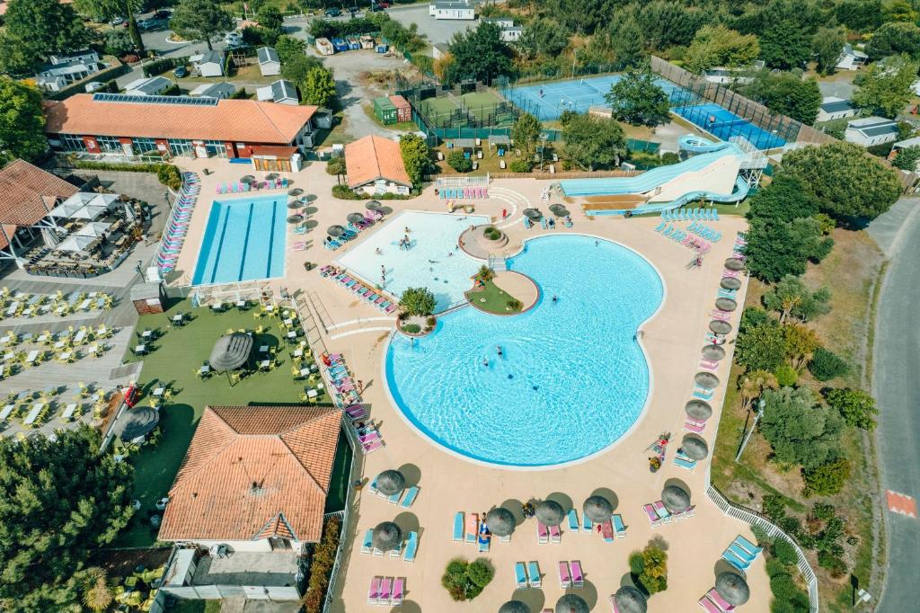 une vue aérienne d'une piscine dans un complexe hôtelier dans l'établissement Mobil home 653 tout confort 2ch au camping La Réserve, à Gastes