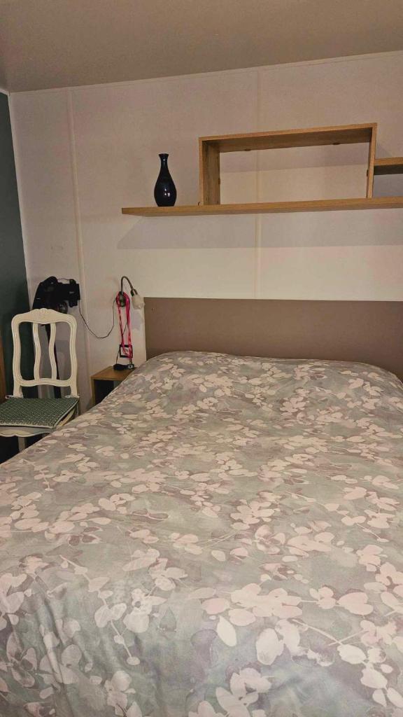 une chambre avec un lit, une table et une chaise dans l'établissement Mobil home 653 tout confort 2ch au camping La Réserve, à Gastes
