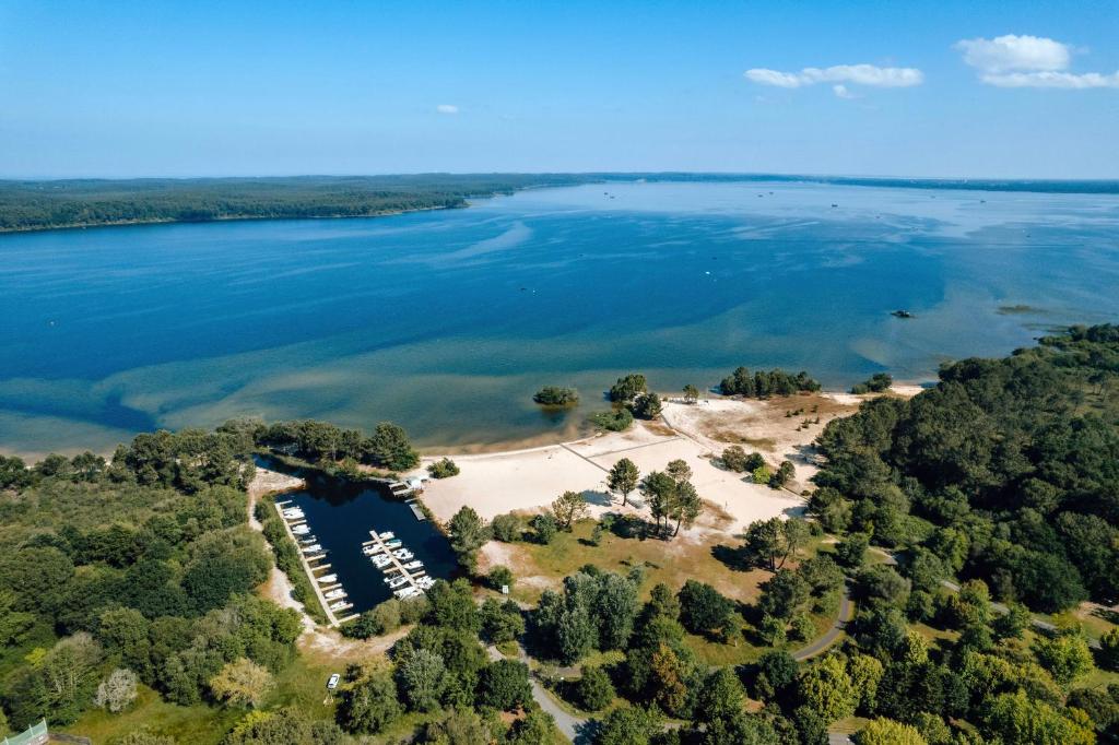 - une vue aérienne sur un lac avec un quai dans l'établissement Mobil home 653 tout confort 2ch au camping La Réserve, à Gastes