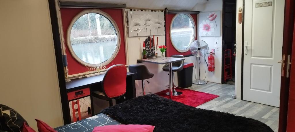 Photo de la galerie de l'établissement SAS lès Bêtises péniche Morgane 2, à Cambrai
