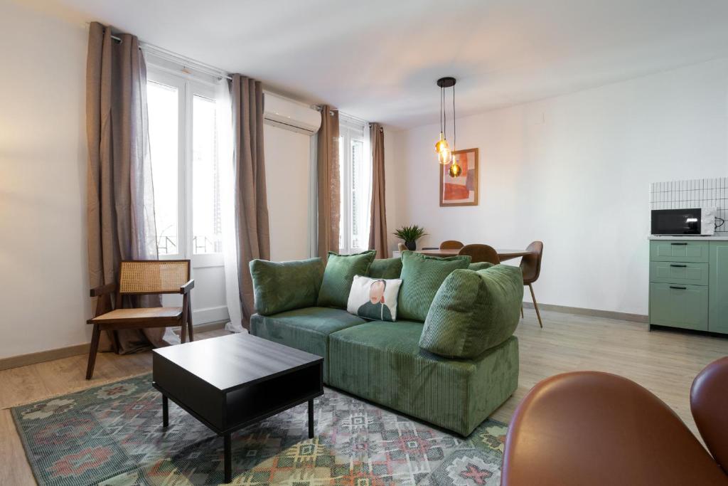11CRC1037 Newly decorated apartment near Sants Station 4