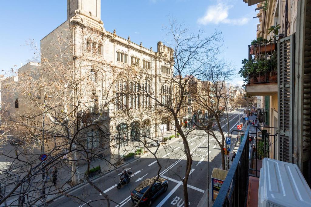 11CRC1037 Newly decorated apartment near Sants Station 6