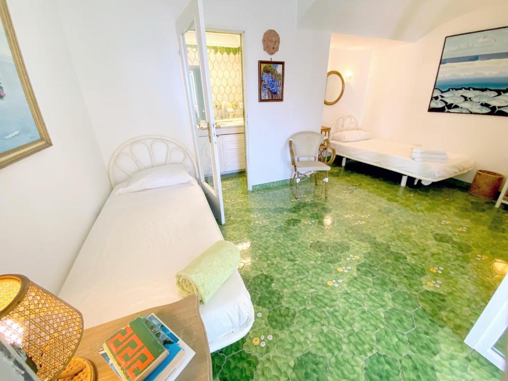 - un salon avec un sol vert et un canapé dans l'établissement Maison Il Vervece - Sorrento, à Massa Lubrense 6 autres photos