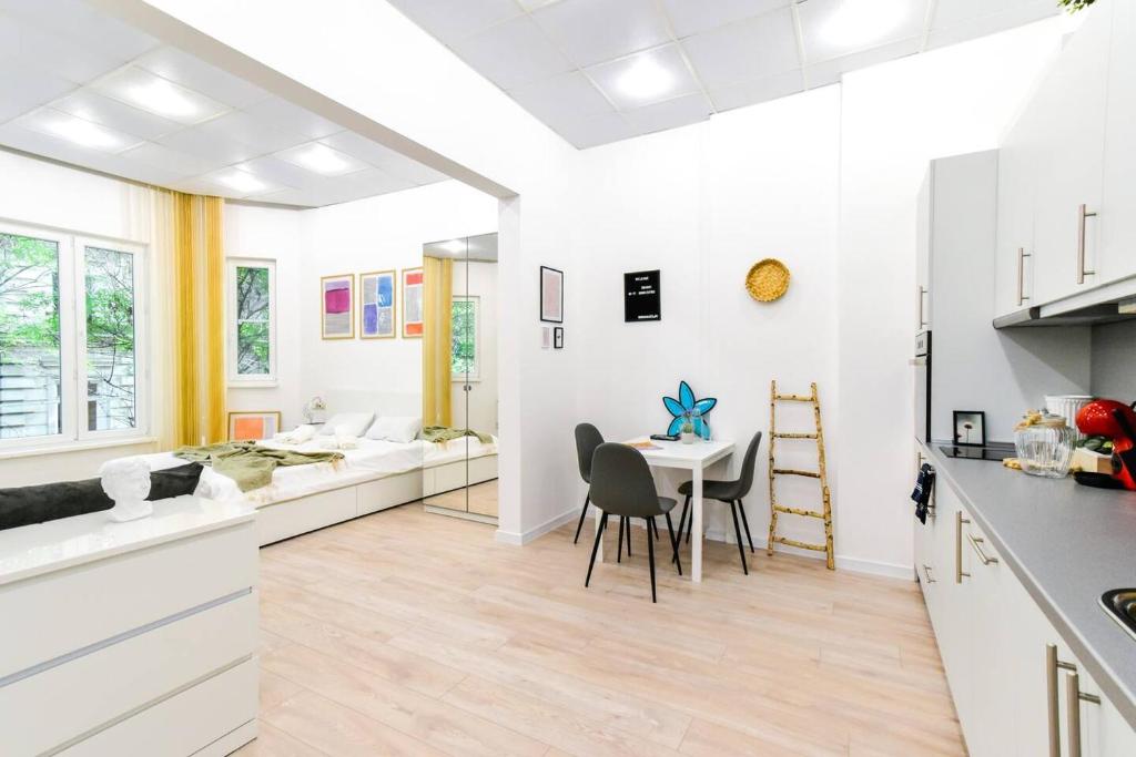 Duplex Condo Prime Location 2BTH 2 Studios 2