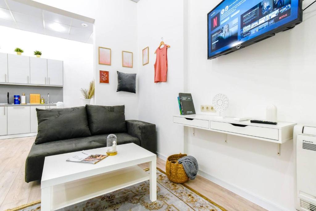 Duplex Condo Prime Location 2BTH 2 Studios 6