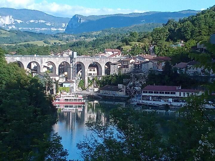 un pont sur une rivière à côté d'une ville dans l'établissement Chalet 6 places, à Saint-Thomas-en-Royans