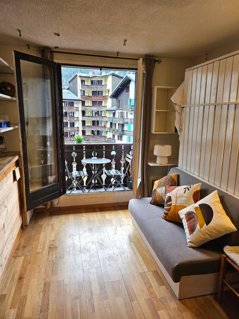 Cozy Chamonix Ski Studio with Mountain Views 1