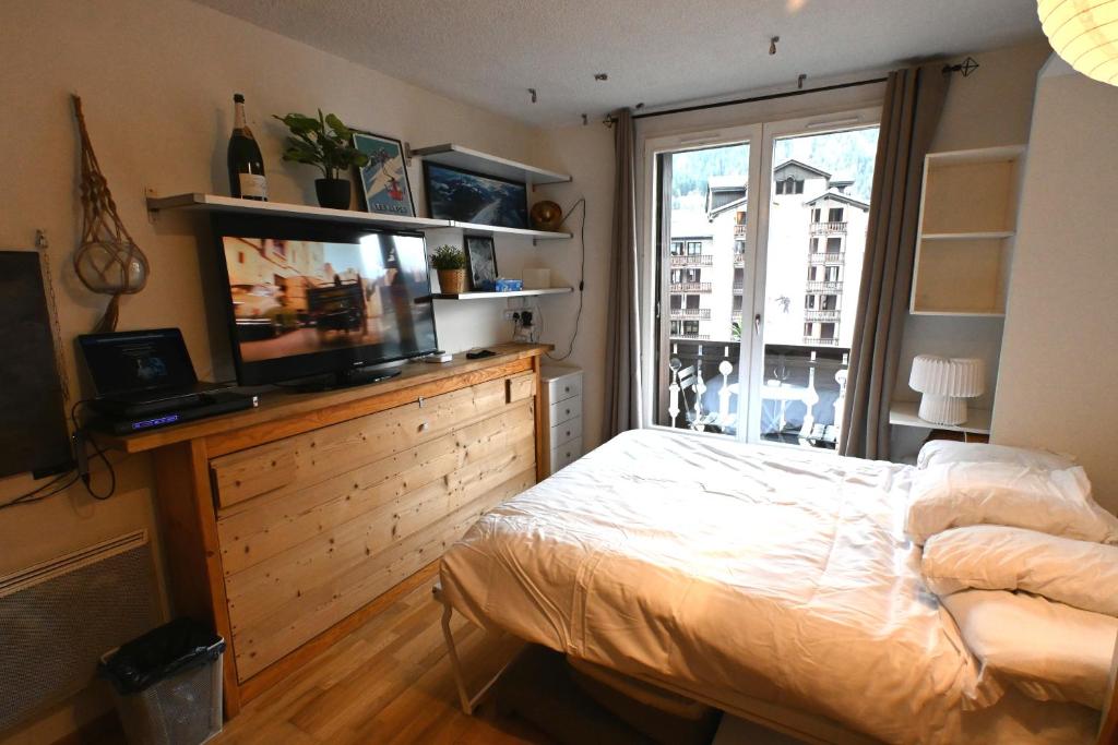 Cozy Chamonix Ski Studio with Mountain Views 7