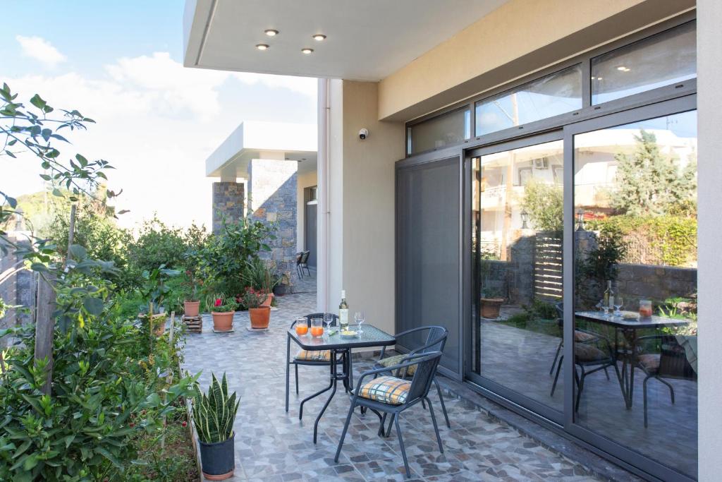 Nikolas Villa 6