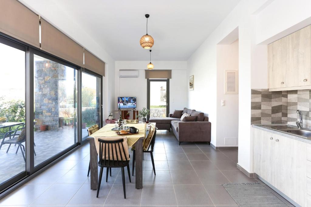 Nikolas Villa 4